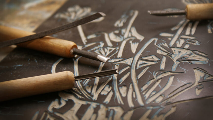 Linogravure-outils-et-plaque-de-linoleum
