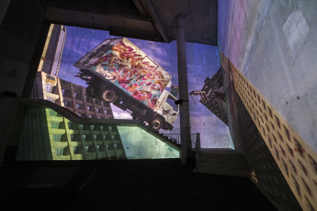vue de l’exposition Loading. L’art urbain à l’ère numérique - 8 © Didier Plowy pour Grand Palais Immersif, 2023 (2)