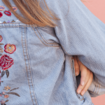 Comment repriser un trou avec style ? Raccommoder un jean, un pull ou des chaussettes avec nos patrons gratuits