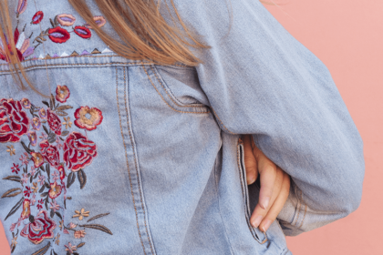 Comment repriser un trou avec style ? Raccommoder un jean, un pull ou des chaussettes avec nos patrons gratuits