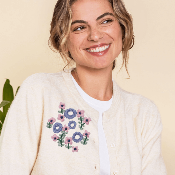 repriser un pull - Raccommodage au point de feston avec un motif de fleurs