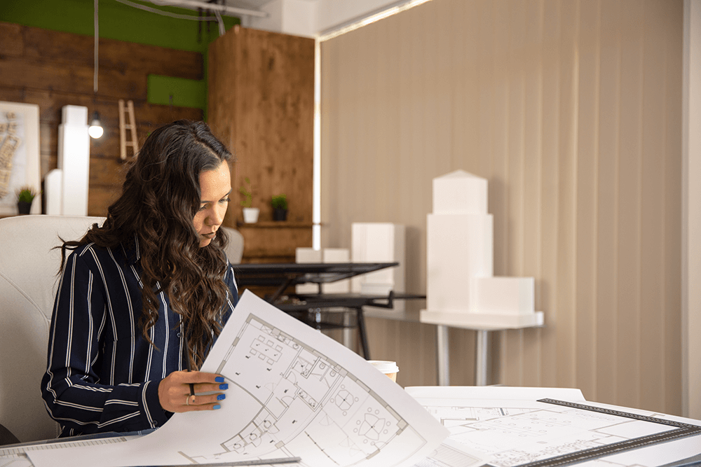Jeune femme voulant devenir architecte d'intérieur