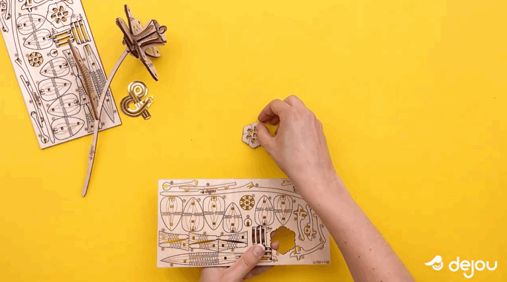 maquette fleur en bois