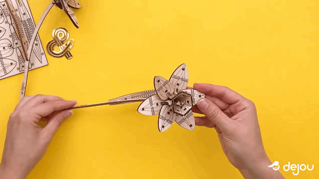 maquette fleur en bois